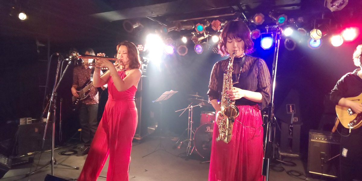mugennotohshi41's tweet photo. Amy Tommy Last Live🎷
SAKAI DAYNIGHT GROOVIN´@堺東Goith
AmyのTommyさんとして最後のステージ😢とみーさんらしく最後は笑顔でした😃とみーさん自身が作曲した｢Just do it!!!!｣｢You're my sunshine｣はAmyでこれからも演奏し続ける！とみーさんの魂はAmyに永遠にある。りおさん！あいさん！頑張れ https://t.co/1pl8DFR9KM