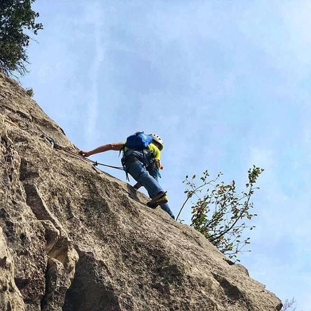 OutdoorMooving's tweet photo. Con queste belle giornate che volgono in #primavera, eccoci nuovamente in #parete.
.
.
#climbing day
#mountainguide @denisredolfi
.
.
#mountains #climbingday #arco #valledelsarca #gardasee #guidealpine #outdoormooving #live https://t.co/KOO3Gav2C6 https://t.co/l4bTyGkkRE