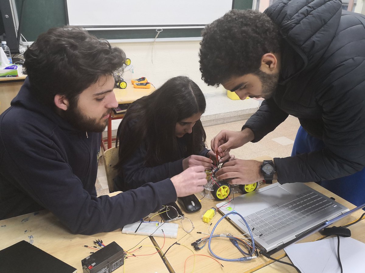 PhysicsRHHS's tweet photo. Arduino workshop for high school students participating in Makassed Robotics Competition #Robotics #Arduino #STEM https://t.co/3SkPN51w8F
