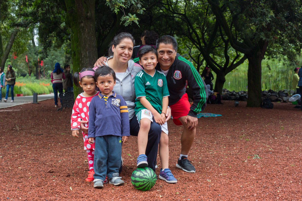 UNICEFMexico's tweet photo. Todos los niños, niñas y adolescentes tienen derecho a conocer a su familia y a que sea ella quien los cuide.

#ParaCadaNiño, una familia.
#DiaDeLaFamilia https://t.co/MlseikSg81
