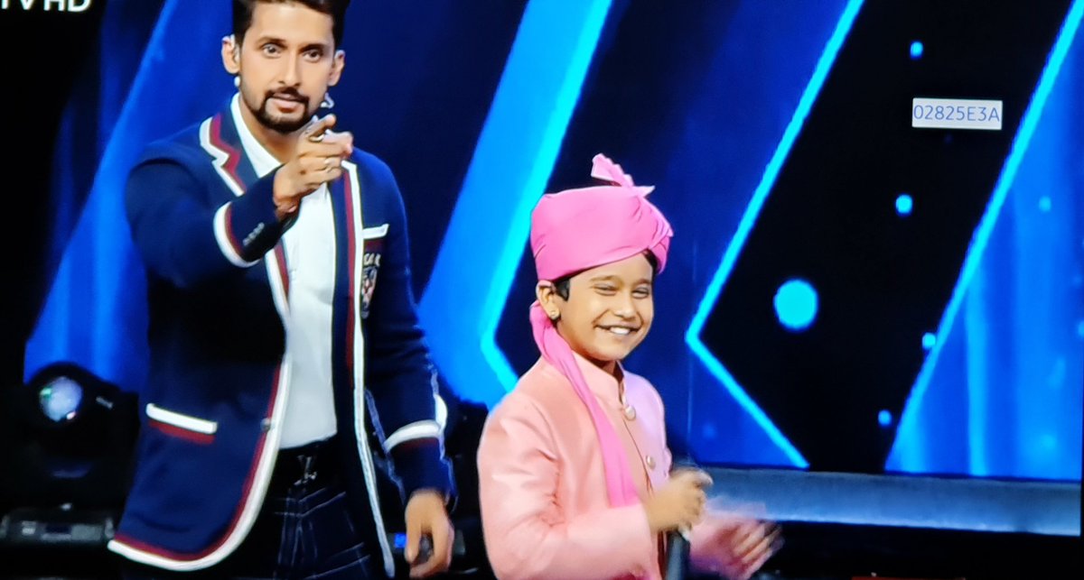 heyyparth's tweet photo. Watan kaa khaayaa hai namak to #namakhalaal bano... 🇮🇳 #littlechamps @ZeeTV #aptsong https://t.co/uVCaX7j0jp