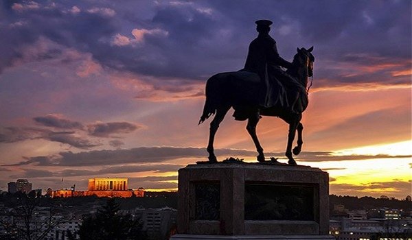 Senin bana soğukluğun neki, Angaramın ayazını bilmezsin sen...