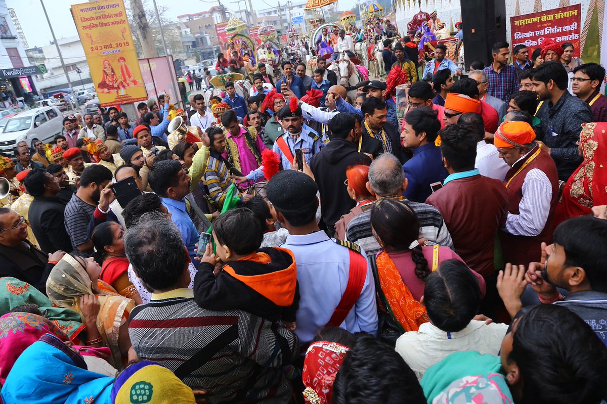 narayanseva_'s tweet photo. The grand bindoli ceremony of couples in #divyangvivah2019 was carried out with full zest on the busy roads of Delhi. The pictures are an understatement of how grand the ceremony was! 
#bindoli #masswedding #royalwedding https://t.co/eLXgQd9PGv