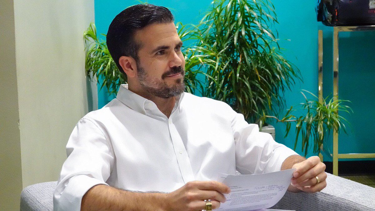 Jenniffer's tweet photo. Ya en el #centrodeconvenciones junto al gobernador @ricardorossello para la presentación junto al liderato @pnp_pr de #Visión2020 #Vamos #PorTiEnDC https://t.co/HO80XX790n