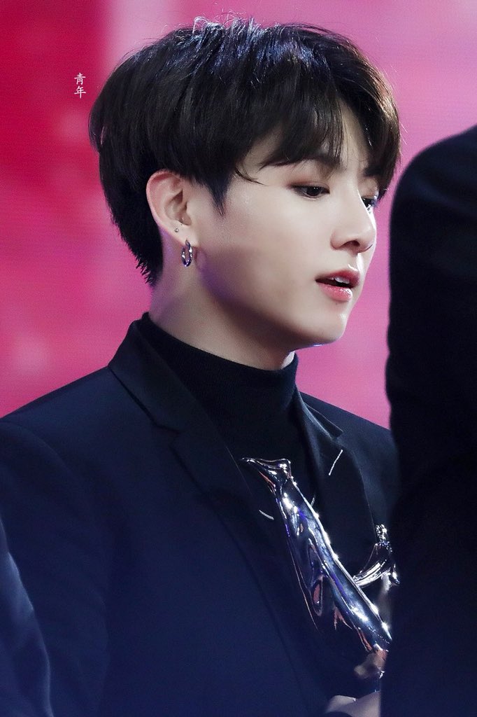lynh26102k1's tweet photo. @TDCMBTS_twt @Sophie262806 @BTS_twt Đậm chất boyfriend
#TweetBestFandom #teamBTS
#SoopmiAwards @bts https://t.co/E6uGRzrkd7