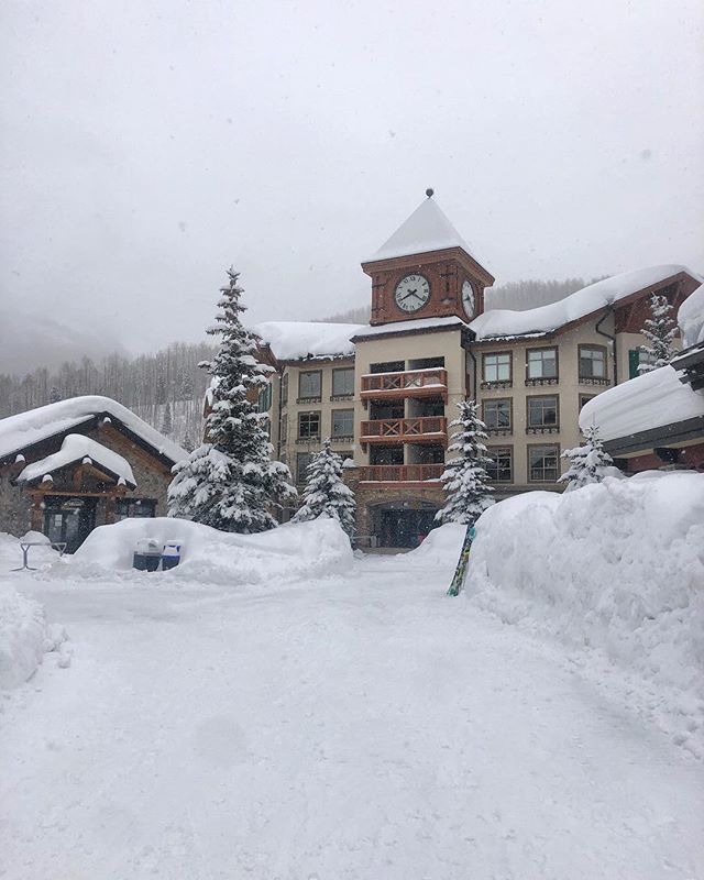SolitudeMTN's tweet photo. Sunday funday! 7 inches in the last 24 hours, and it’s still coming down hard. ❄️❄️❄️ #SolitudeMountain
.
.
.
.
.
#SkiUtah #UtahIsRad #IkonPass #Utah #SkiCity https://t.co/9PEpZvlyBP https://t.co/P0LvuAfepj