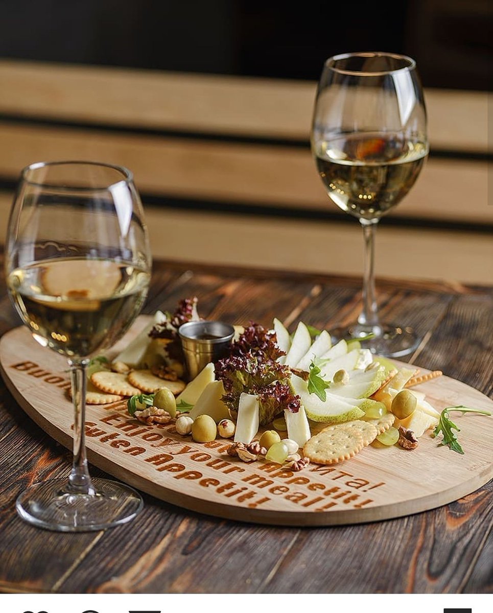 pazo_pondal's tweet photo. Las buenas cosas se disfrutan de 2 en 2🥂.... #Albariño #PazoPondal ⭐#maridaje #Cheese🧀 #whitewine #spanishwine #Tablaqueso #lomejor @doriasbaixas #Winelovers @vinosyrestaurantesrevista #Cenamos #Copa #Fresh #Sorbo #Atrevete @ArboConcello https://t.co/8tMfJTxcpj