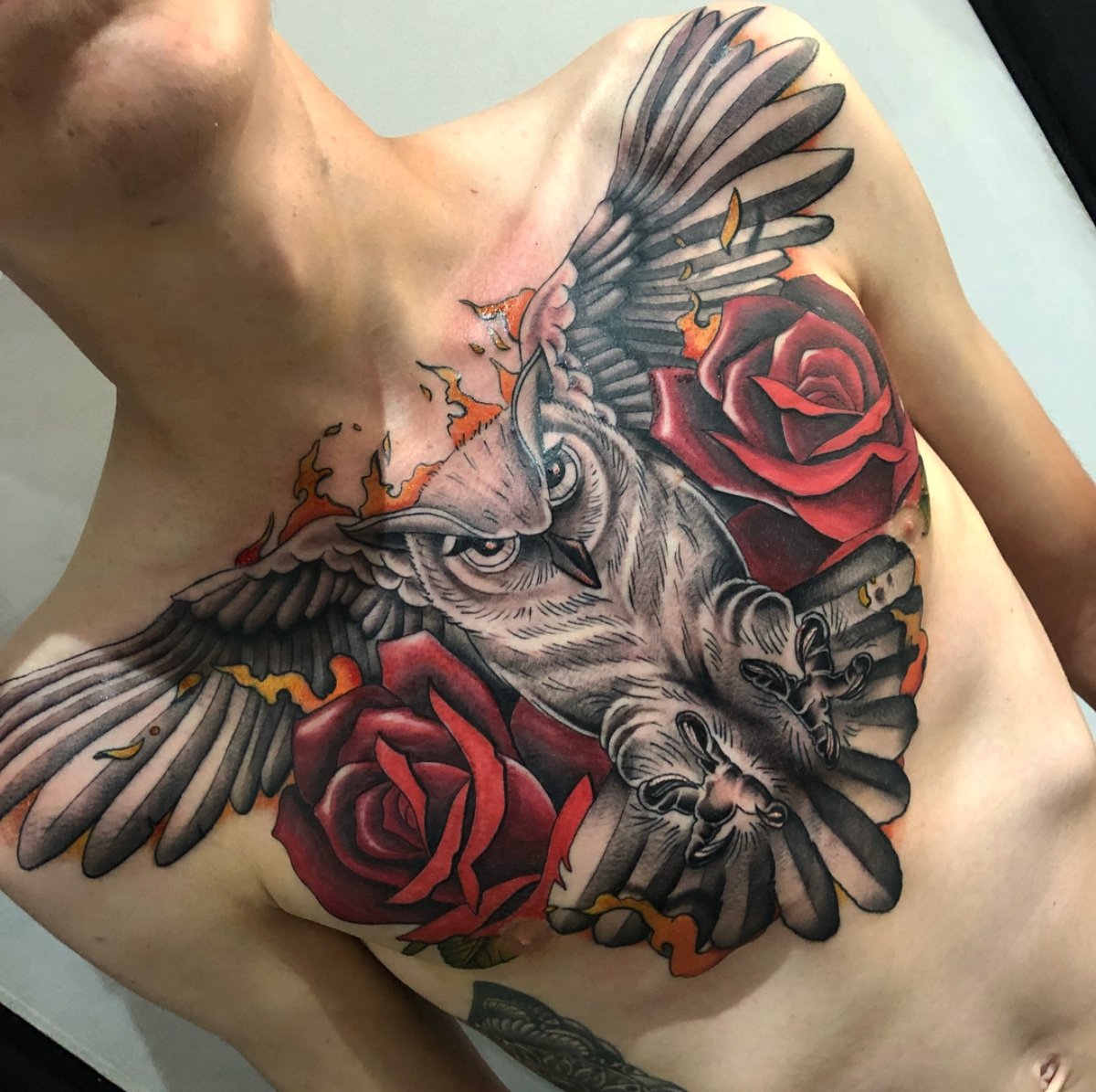 Uma das partes mais legais de se tatuar o corpo é o tórax. Gostaram desta  tatuagem de coruja? Lá no blog tem mais, link: https://t.co/jpGlSV4h5X  #tatuagem #tatuagemmasculina #tatuagemnopeito #tatuagemdecoruja, image size:1200x1195