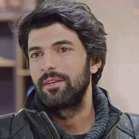 Bernarodrigues1's tweet photo. @LatinaMundial Actor con mejor trayectoria 🎬

 #EnginAkyürek https://t.co/HaSEoxvKWP