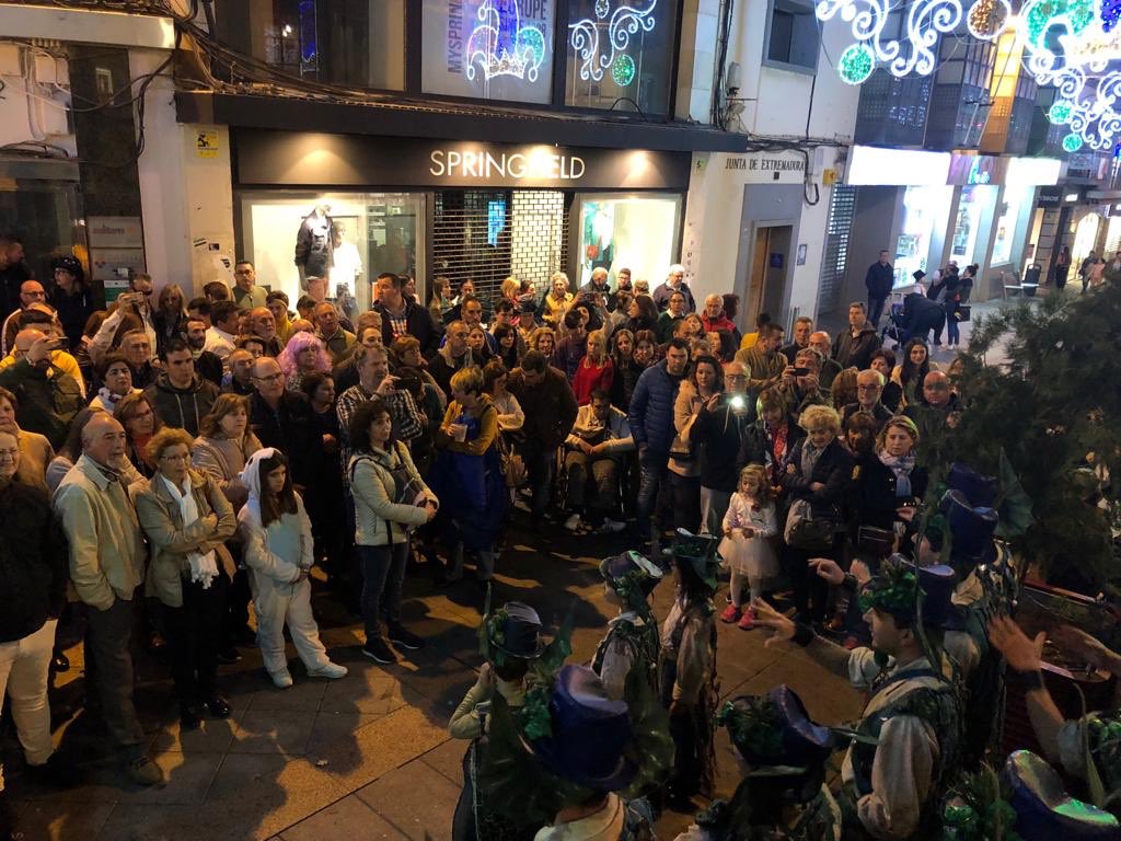 ComparsaVca's tweet photo. Magnifica la experiencia del Cantacalles en @_CarnavalMerida . Una acogida estupenda por parte de emeritenses y turistas, sin duda repetiremos el próximo año. https://t.co/XDcggcWQU8