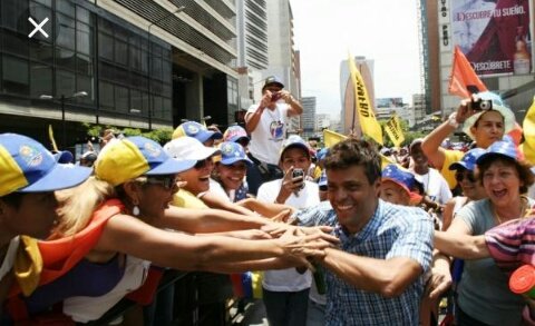 arge_xavier's tweet photo. ¡NO APRENDEN! Ciudadanos idólatras del desastre, la manipulación, del populismo. 
¿Alguna diferencia en estas imágenes?
Tampoco los resultados de cada uno. https://t.co/hRvvH8Xn6Y