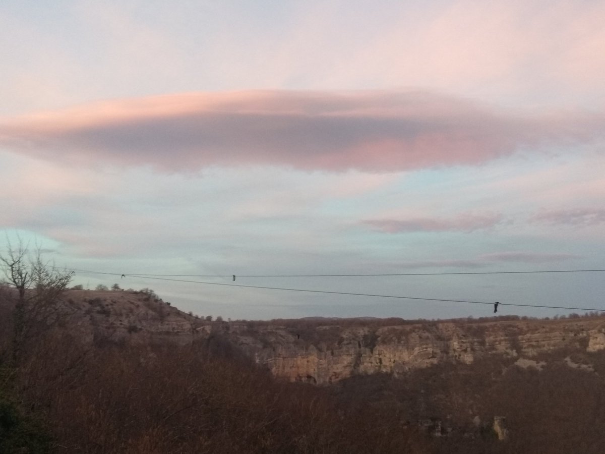 Cae la tarde  #urbasa,luz increíble  t° de asustar..ni gota de humedad... hasta calor...yo ya no digo nada <a href="/ElTiempoNavarra/">Enrique Pérez de Eulate Igal</a> <a href="/e13sirio/">Eduardo Gomez</a> <a href="/Armeteo/">Arnaitz Fernández</a> <a href="/Noainmeteo/">Davidd</a> @TurismoNavarra <a href="/CasaRuralUrbasa/">Casa Rural Urbasa</a> <a href="/eguraldiaETB/">Eguraldia ETB2</a> <a href="/eguraldia/">Eguraldia ETB1</a> <a href="/Euskalmet/">Euskalmet</a> ,la nube es lenticular? <a href="/AEMET_Navarra/">AEMET_Navarra</a> <a href="/AEMET_PaisVasco/">AEMET_País Vasco</a>