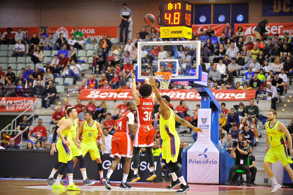 Lanzamiento desde el triple de Booker.
