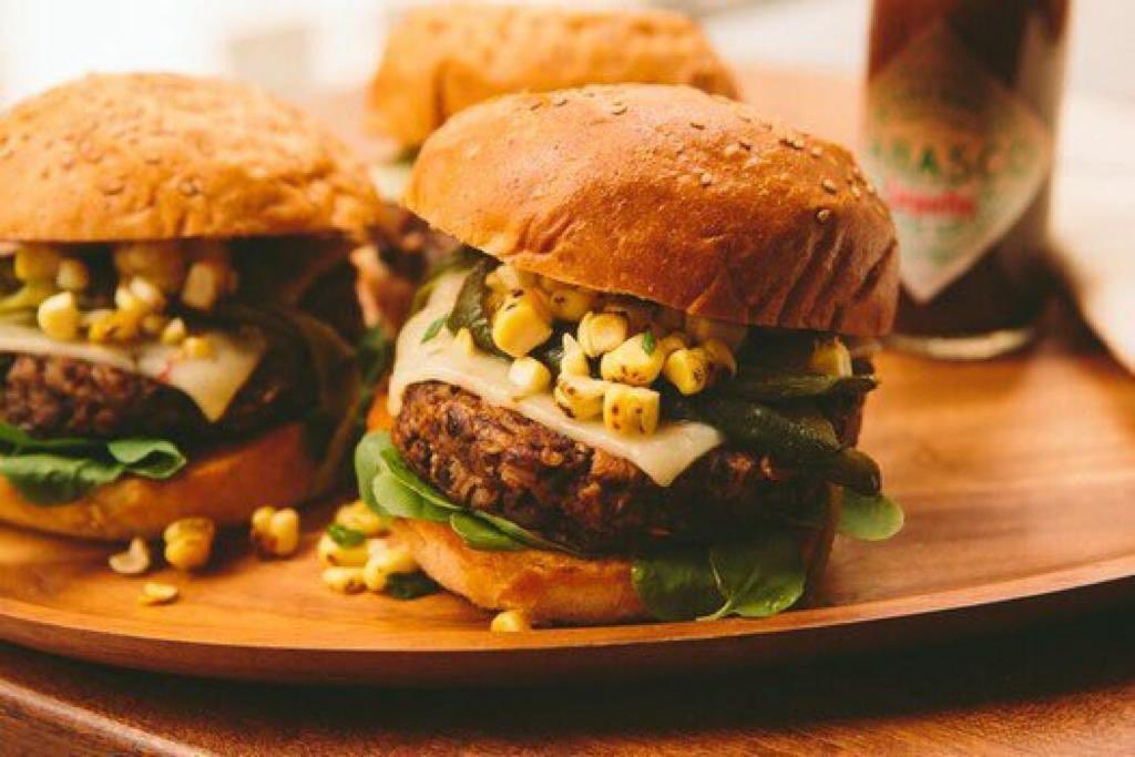 Tabasco_sa's tweet photo. البرجر مايكمل الا مع ⁧#تباسكو⁩ بنكهة الشيبوتلي 🔥🌶🍔 ⁧#رابطة_عشاق_تباسكو⁩ ⁦#Food⁩ ⁦#Family⁩ ⁦#Hot⁩ ⁦#Tabasco #أطعم_حرارة #الرياض_الان #مطاعم #مطعم #فنادق#فندق #شركات #منتجات #الاسر_المنتجة #عشاء #مساء_الخير #برجر #الشيف #مطبخ_سيدتي #طباخ https://t.co/YpbvlXR9BA
