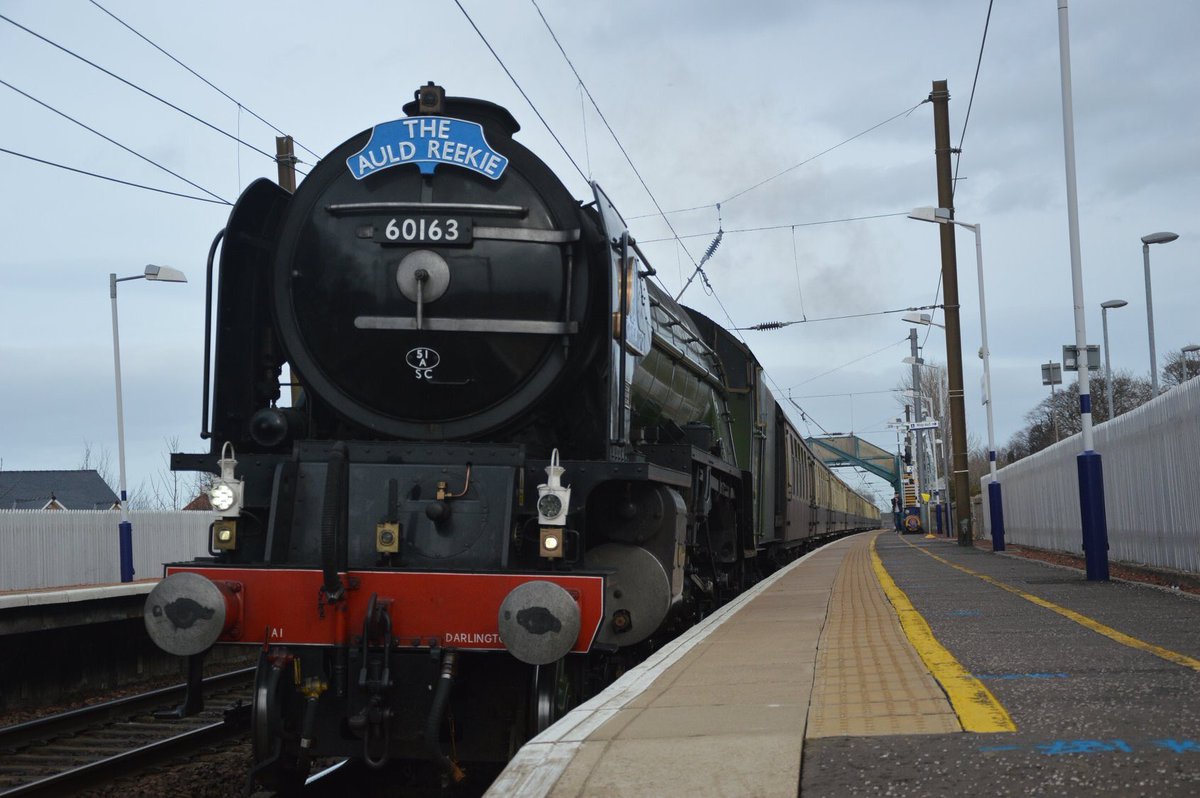 BigScottfiBigT's tweet image. Something different in The Pans this afternoon 
@60163_Tornado passing through ...and a wee bonus just behind it .