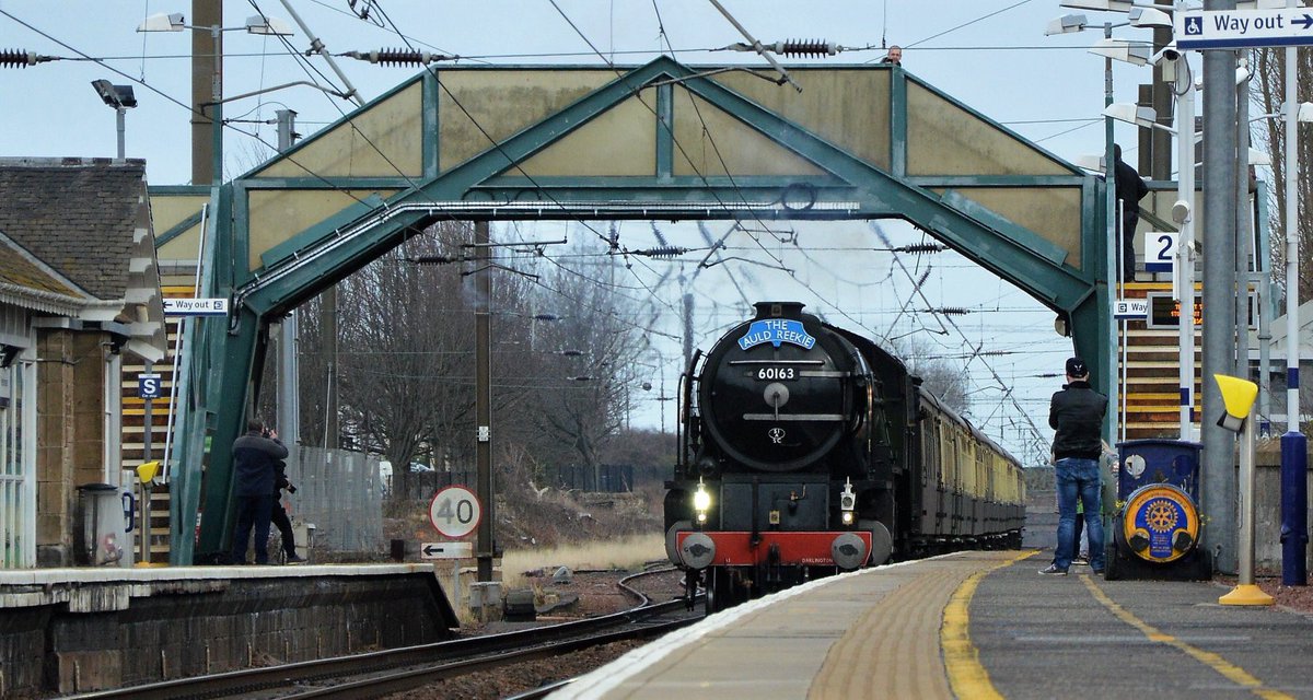 BigScottfiBigT's tweet image. Something different in The Pans this afternoon 
@60163_Tornado passing through ...and a wee bonus just behind it .