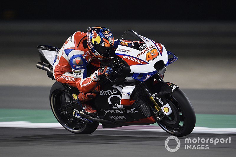 es_Motorsport's tweet photo. .@jackmilleraus: "#Ducati nos usa a @Petrux9 y a mí para ver si la cosas funcionan para @AndreaDovizioso" https://t.co/FglKqpA8On #MotoGP https://t.co/ssTpfApYMC