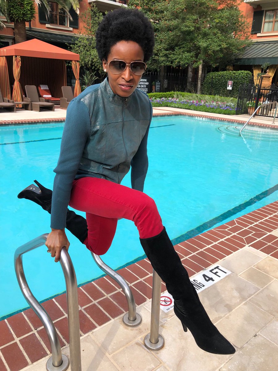 BarronsMedicalJ's tweet photo. @MichelleObama #BMJSports #Austin
“ 
@KristineMills
 Best #White #Woman #Jazz Singer In The #World “
@sxsw &amp;  #ATXMusic  At The #Granduca  #Hotel #Houston #FirstLady #Obama  At The #Rockets  
@ToyotaCenter
 With The Fresh Face #Model  #ATXCreativeWarrior  Wearing #JuicyCouture #SunGlasses #ATx https://t.co/K69tbpQaqg
