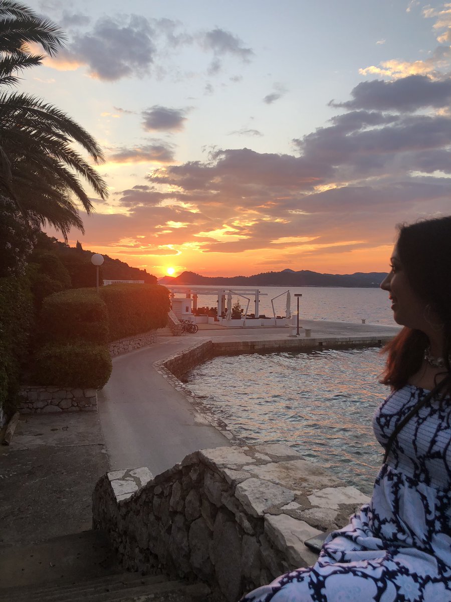 shineomyoga's tweet photo. One of my al time favourite sunsets 🌅 #sundaysunsets @monstervoyage with my bestie last year. #memoriesofalifetime https://t.co/LBqFWGkbQe