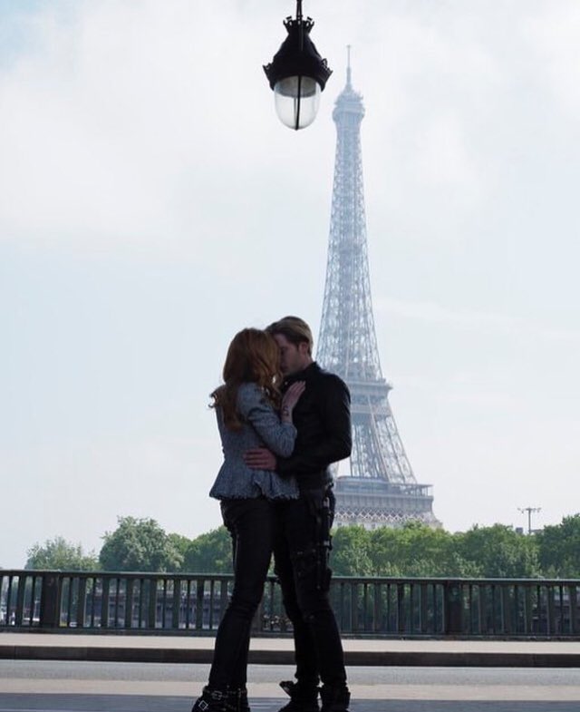 Greysanatomy689's tweet photo. Só quero o 2 episódio de Shadowhunters #ShadowhuntersNaNetflix https://t.co/8anEDXua9Z