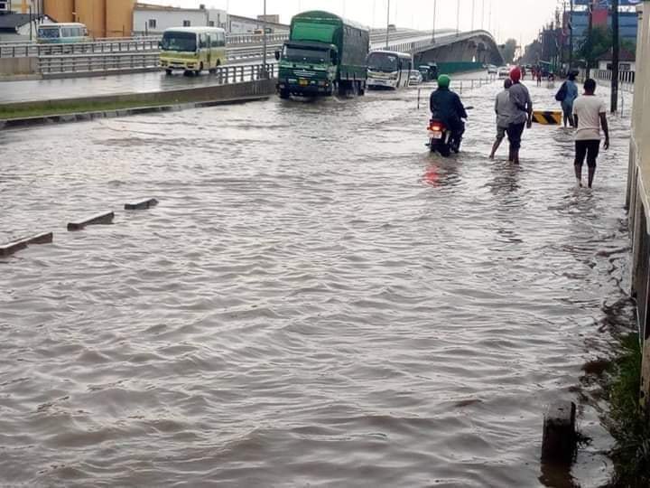 Watumiaji wa vyombo vya usafiri na mamlaka husika kama vile @tanpol na @SumatraTZ nyakati hizi za mvua kuwe na updates za hali za barabara ili kuepusha ajali zinazozuilika.
Hii inawahusu hata watu wa bodaboda na sisi watu wa mitandaon tupeane updates.
#AjaliSasaBasi