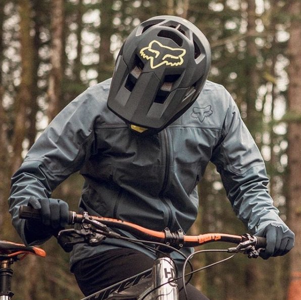 FoxRacingAR's tweet photo. El nuevo casco Proframe para MTB ofrece un flujo de aire y transpirabilidad óptimo para las escaladas más desafiantes | coming soon | #madeformountainbike #foxmtb #proframe #FoxracingArgentina https://t.co/HPfdG8x96s https://t.co/RJPloGNl5J