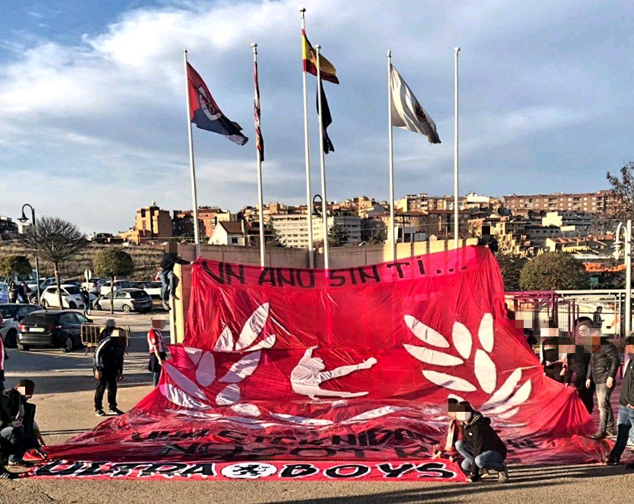 ULTRASGIJON's tweet photo. "Agradecer" a La Liga, a Tebas y a todo el entramado de usura, negocio y corrupción que tiene secuestrado a nuestro fútbol, la prohibición de homenajear a #Quini hoy en Soria.
Vosotros si sois los enemigos del fútbol.

Sporting, #BatallaSinCesar, seguimos cabalgando juntos!
#UB81 https://t.co/EFZzaFTr43