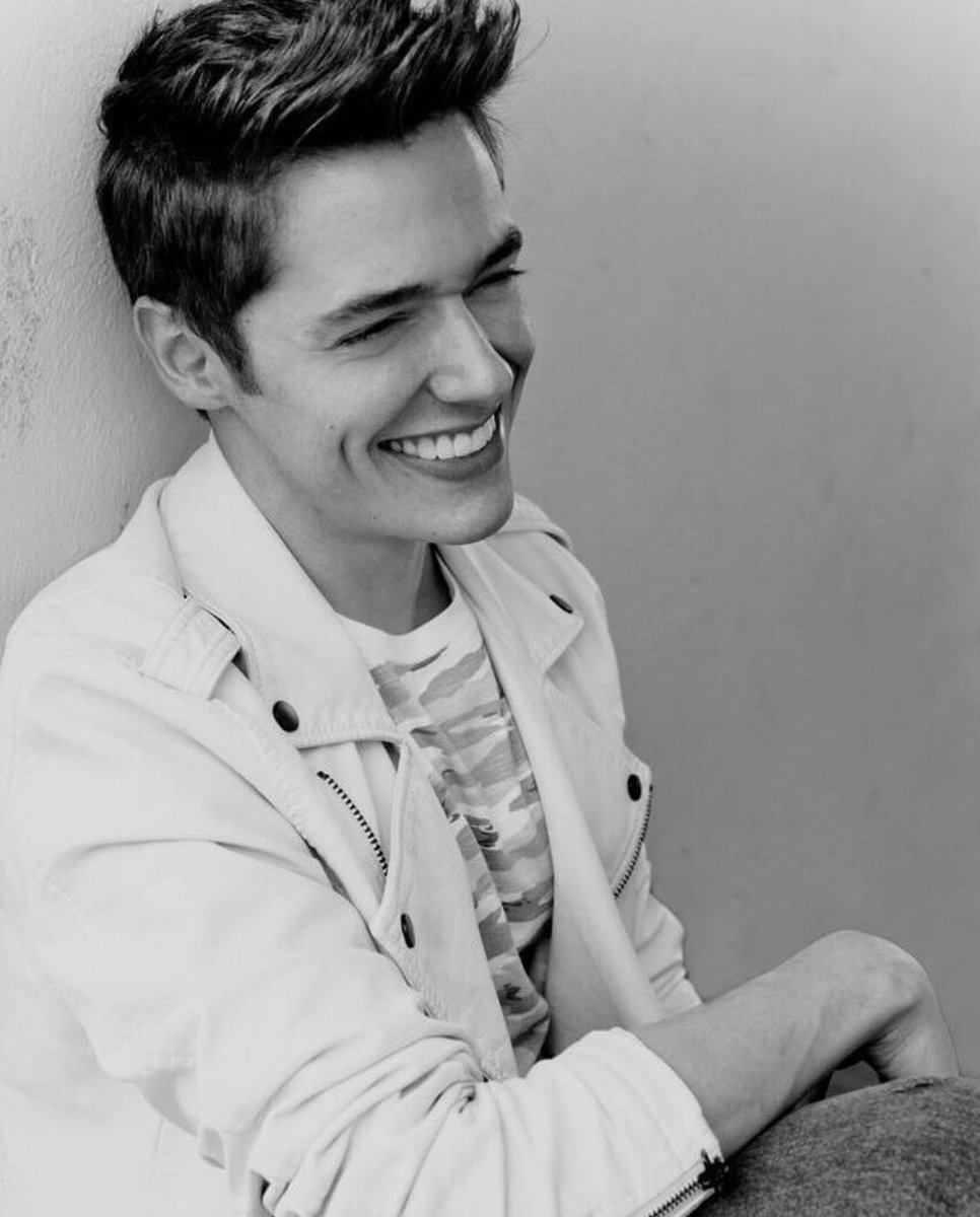 Las sonrisas de verdad no se pueden ocultar, luchemos por cada momento que nos haga sonreír !