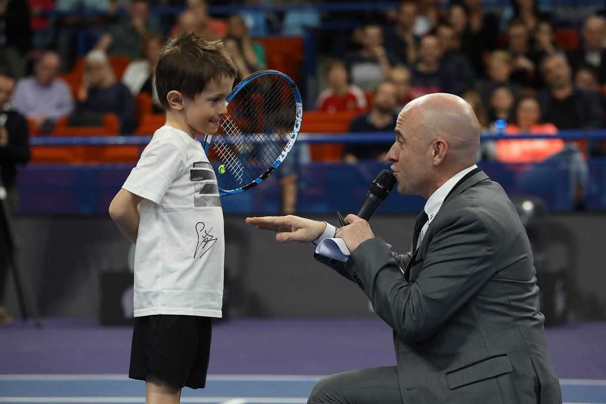 TeregaOpen's tweet photo. Le défi @credit_agri_PG a rendu son verdict : au terme d'un match spectaculaire Élouan Pagès a battu Baptiste Cazalé sur le court central du Palais des Sports #TOPP19 #terega #tennis #villedepau #openpau #ATP @tennis_64 @LnaTennis @FFTennis @ATP_Tour @Ville_Pau @ATPChallenger https://t.co/ZffappgwTh