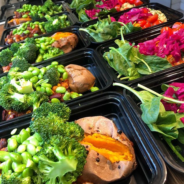ericlukazewski's tweet image. Weekly meal prep done! I’m rarely organized enough to make meals in advance, but I’m sure grateful when I am.
.
This is a plant-based protein plan from @avantgardevegan including one with bean chili, sweet potato, broccoli and edamame and the other with … ift.tt/2Tou5x8