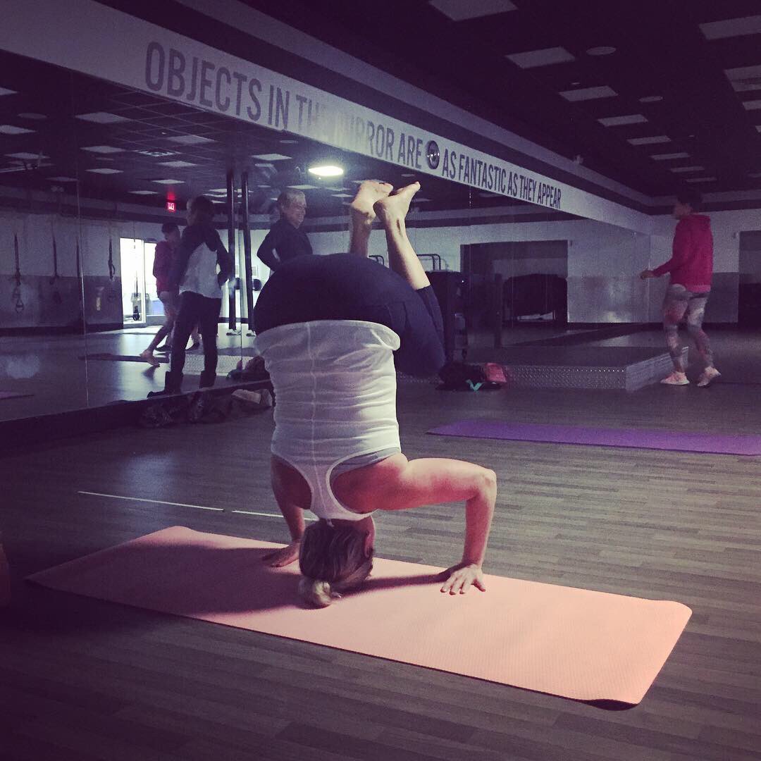 JoMarieHD's tweet photo. Iβve been so afraid to try this...I wanted to do it on my own terms..it felt amazing once it suddenly happened. βοΈπ§πΌββοΈ #yogaprogress #yogajourney #yogaflow #bindtounwind #corestrength #mindovermatter #52yrsyoung #followyourbliss #Sundaystretch #yogatherapy #slowandsteadywinstherace https://t.co/TkPJ3lO9rQ