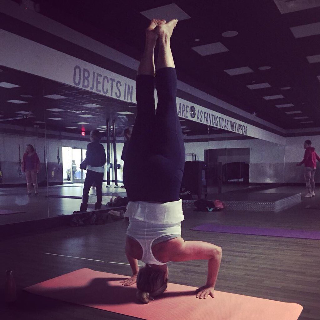 JoMarieHD's tweet photo. Iβve been so afraid to try this...I wanted to do it on my own terms..it felt amazing once it suddenly happened. βοΈπ§πΌββοΈ #yogaprogress #yogajourney #yogaflow #bindtounwind #corestrength #mindovermatter #52yrsyoung #followyourbliss #Sundaystretch #yogatherapy #slowandsteadywinstherace https://t.co/TkPJ3lO9rQ