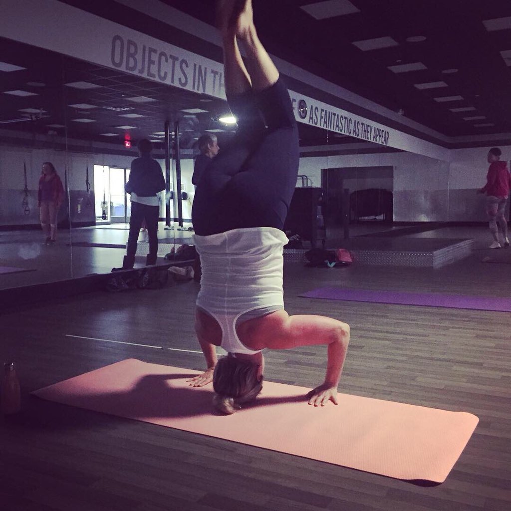 JoMarieHD's tweet photo. Iβve been so afraid to try this...I wanted to do it on my own terms..it felt amazing once it suddenly happened. βοΈπ§πΌββοΈ #yogaprogress #yogajourney #yogaflow #bindtounwind #corestrength #mindovermatter #52yrsyoung #followyourbliss #Sundaystretch #yogatherapy #slowandsteadywinstherace https://t.co/TkPJ3lO9rQ