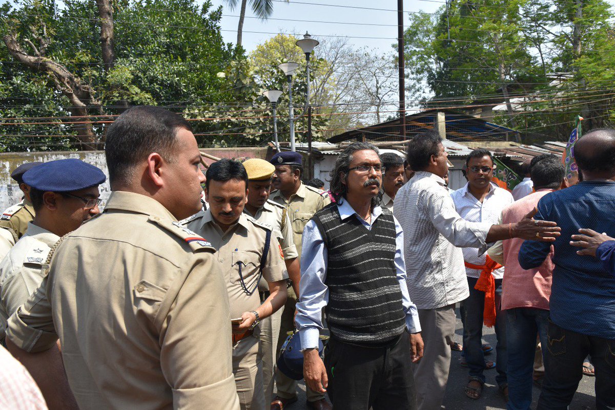 BJPSouth24PgsE's tweet photo. #BJPVijaySankalpBikeRally 
নরেন্দ্রপুরে পুলিশ RALLY আটকালে কর্মীরা বিক্ষোভ প্রদর্শন করল॥ https://t.co/XRIsd8Yq24