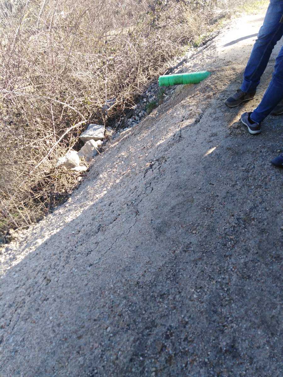 IUelespinar's tweet photo. Nos hemos pasado a comprobar el arreglo que pedimos a un sendero para que los vecinos de las Fuentecillas puedan bajar andando a San Rafael, tomando nota de posibles mejoras. https://t.co/kEaT88FUCk