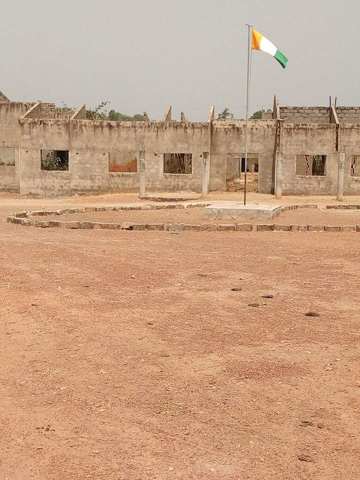 Gbagbo_TTC's tweet photo. #NoComment : Après les images choquantes du #CHR, Voici le collège moderne et le #CAFOP Supérieur de #Odienné, malgré +20 ans de rébellion pour installer #Ouattara au pouvoir à laquelle les Odiennékas ont participé et vus tomber plusieurs des leurs.
#Civ225 #Abidjan #PaysDeMerde https://t.co/5ZdNDdj9uh