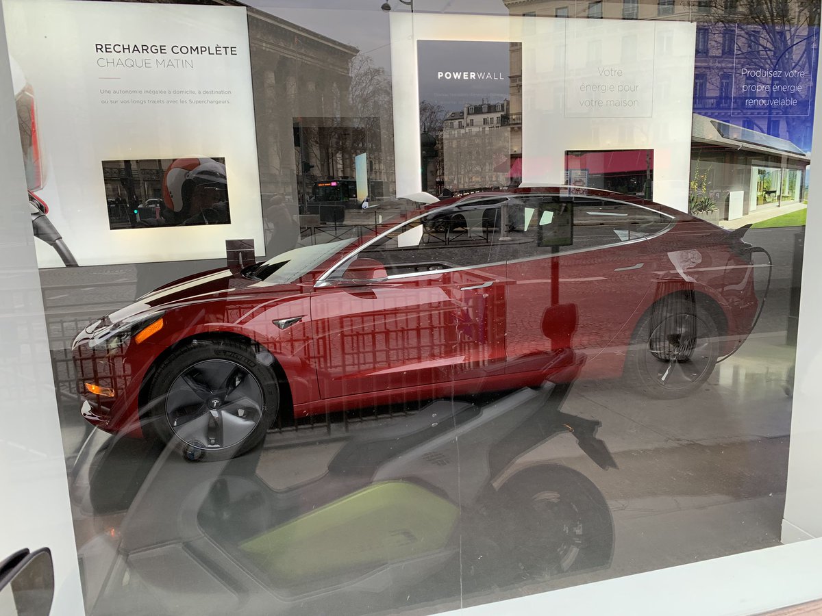 chris75sf's tweet image. A little stop by the @Tesla store Madeleine in #Paris to check out the #Model3 ⚡️⚡️⚡️ #Tesla #TM3 #BMW #CEvolution