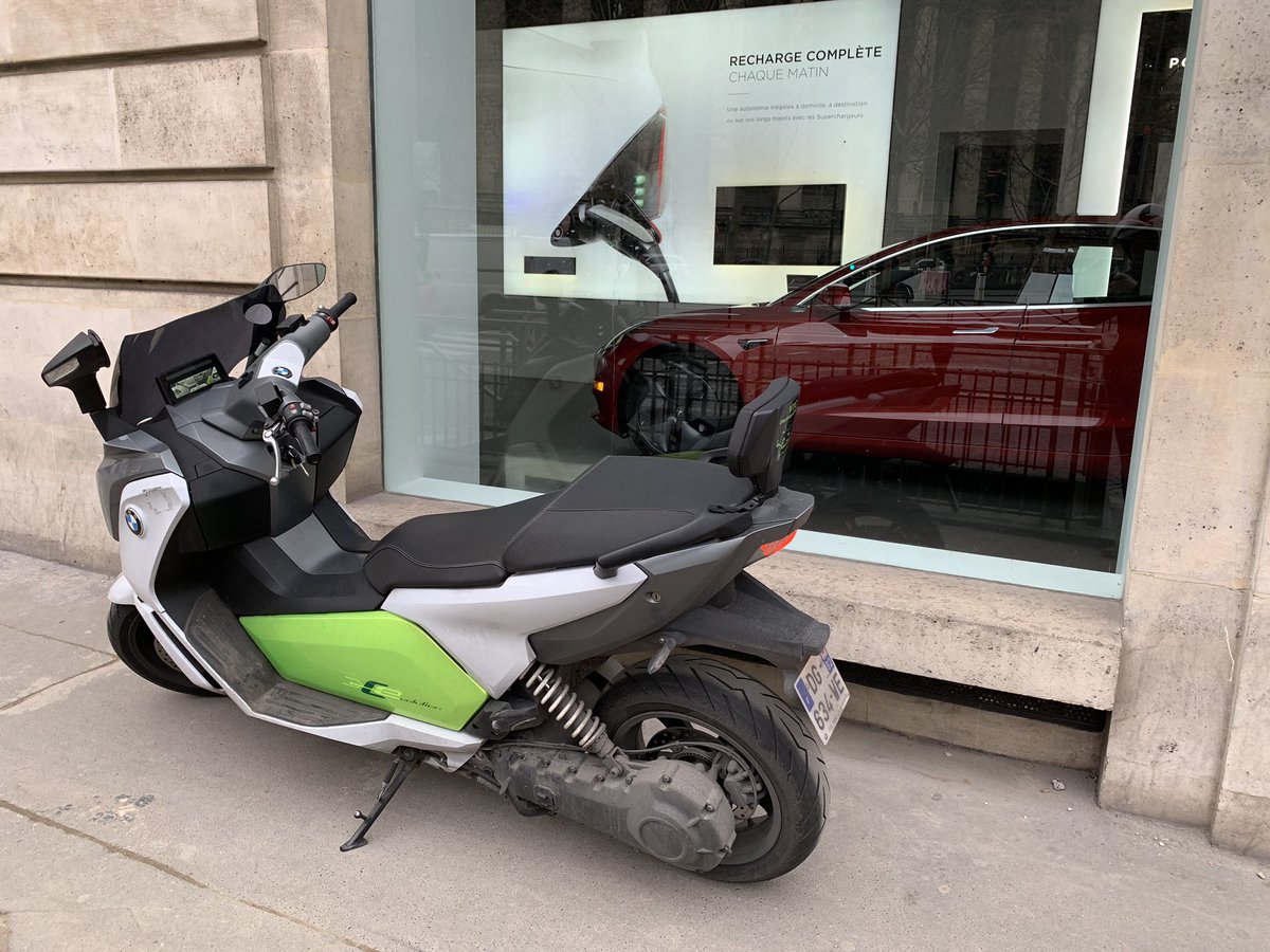 chris75sf's tweet image. A little stop by the @Tesla store Madeleine in #Paris to check out the #Model3 ⚡️⚡️⚡️ #Tesla #TM3 #BMW #CEvolution