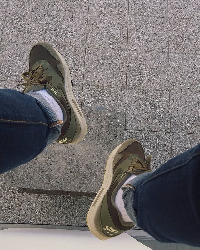 Air Max 1 Sequoia/Medium Olive. Ime boja legitimno jer su vrh i vječne kao sekvoja, a masne kao maslina. Sretan jer stanem u ženski najveći broj. Prvi put ikad valjda.
.
.
.
#nikeairmaxone #airmaxalways #airmaxeveryday #airmaxclub #airmaxsociety #complex… ift.tt/2HhxMhH