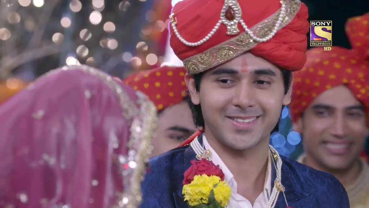 HAAR HEERO KA NAHI PHOOLO KI JAIMALA HAI!Jaimal is the 1st ceremony on the wedding day signifying the acceptance of each other as partner by putting one's fragrance of love & respect through flowers around the other's neck & so did Samaina lovingly. #YehUnDinonKiBaatHai