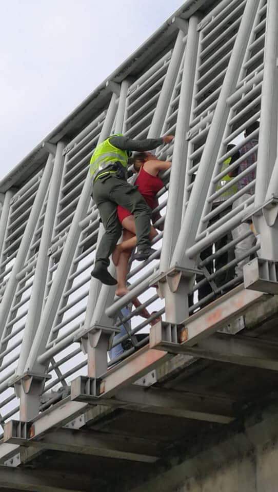 Guillermo Botero (@guillermobotero) on Twitter photo Felicitaciones <a href="/PoliciaPereira/">Policía Metropolitana de Pereira</a> por seguir salvando vidas. Este es el momento en que uno de nuestros patrulleros de <a href="/PoliciaColombia/">Policía de Colombia</a> cruza la valla del viaducto para poner a salvo a esta mujer. La entrega de nuestra #FuerzaPública es única. Felicitaciones <a href="/PoliciaPereira/">Policía Metropolitana de Pereira</a> por seguir salvando vidas. Este es el momento en que uno de nuestros patrulleros de <a href="/PoliciaColombia/">Policía de Colombia</a> cruza la valla del viaducto para poner a salvo a esta mujer. La entrega de nuestra #FuerzaPública es única.