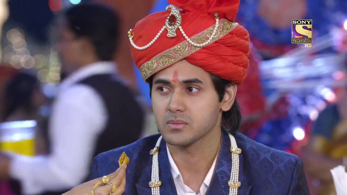 "Jhoota khane se pyar badhta hai"It might be just a ritual in Indian weddings to comfort the new couple but for samaina its been a long tradition.From her leaving roti & S not having it to feeding eo in front of so many,strangers became soulmates  #YehUnDinonKiBaatHai