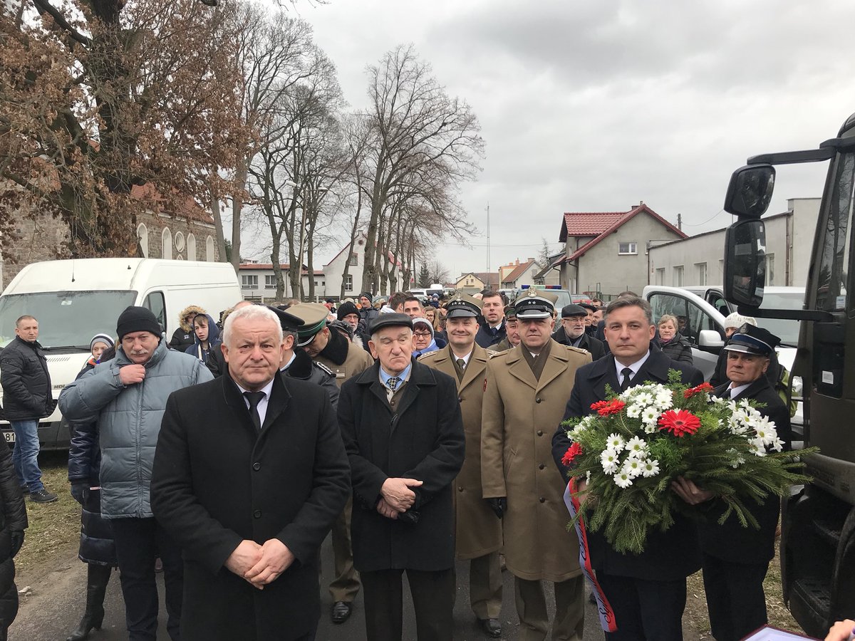 S_Chruszcz's tweet photo. Dziś w #Czelin obchodziliśmy 74-lecie wkopania pierwszego Słupa Granicznego na Odrze.
Dziękujemy za wzorową organizację Gminie Mieszkowice, oprawę Wojska Polskiego i inscenizację bitwy.
#NaBerlin #Siekierki #Gozdowice https://t.co/wk0TBeHPSy