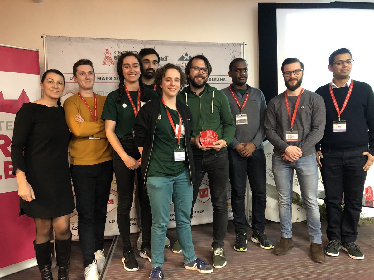 SWOrleans's tweet photo. Blossound reçoit le prix coup de cœur ❣ Il leur est remis par VFerrand de @Sephora. #SWOrleans #SWO8 #TechLoireValley #pitch #LaVieAuLABO #CoupDeCoeur #prix  ❤️ #Alzheimer #musicothérapie https://t.co/bejTzE8iG7
