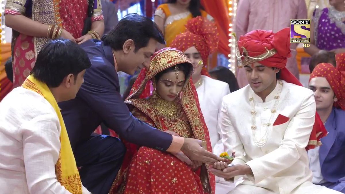 PAANIGARAHAN!Finally it all began with chachaji handing over his lil princess's hand to her prince charming who happily accepted her & their dream union thus beginning the final journey of Naina's transformation from an Agarwal to a Maheshwari #YehUnDinonKiBaatHai