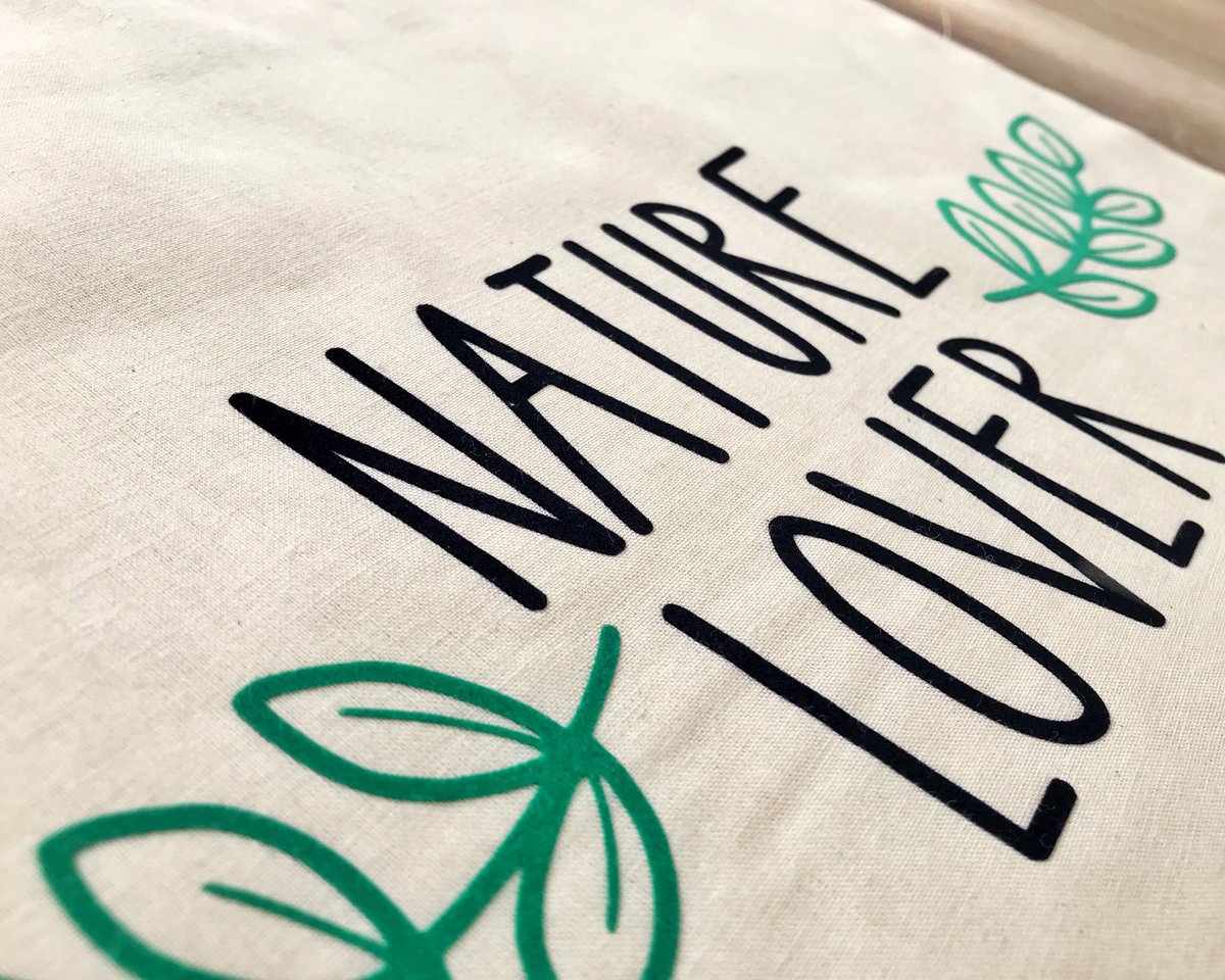 LilyEdgarx's tweet photo. 🌿 New tote bags now on Etsy! 🌿

Nature lover: https://t.co/e09muSADPy
At one with nature: https://t.co/8BlKn7cyHK

Let me know what you think! ✨

#crafthour #womaninbizhour #ukcraftershour https://t.co/JMxIn47r17
