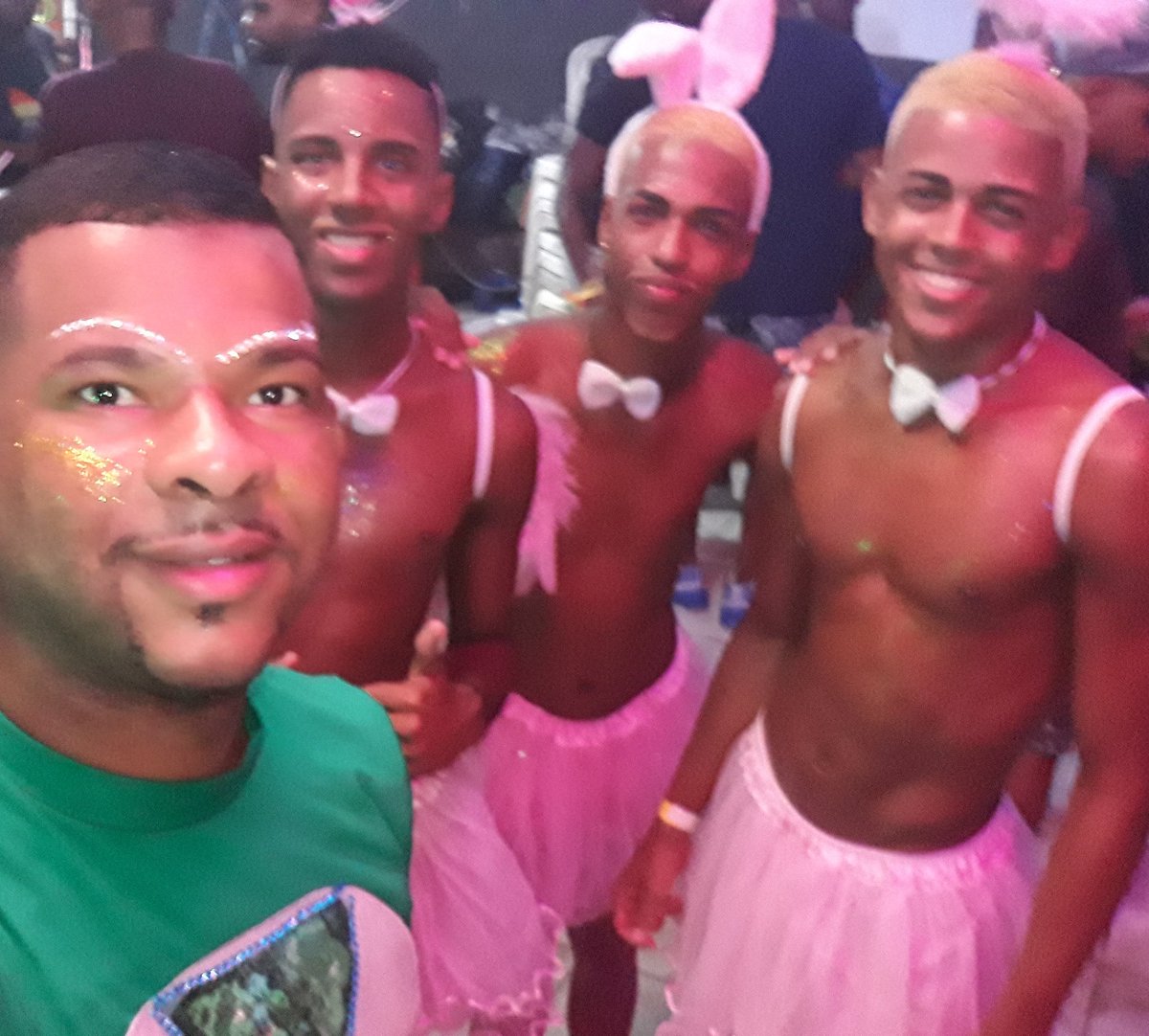 DJWAGNE07035156's tweet photo. E Carnavrauuuu #Freedom #Gayrio #party #dj #instamusic #night
#baladacarioca #pop #festa #singer
#dance #dancemusic #hiphop #housemusic #house #deephouse #deep #dontstopthemusic #funk #funkchic #funkcarioca #openbar
#balada #boanoite https://t.co/vSfU5ooaTO