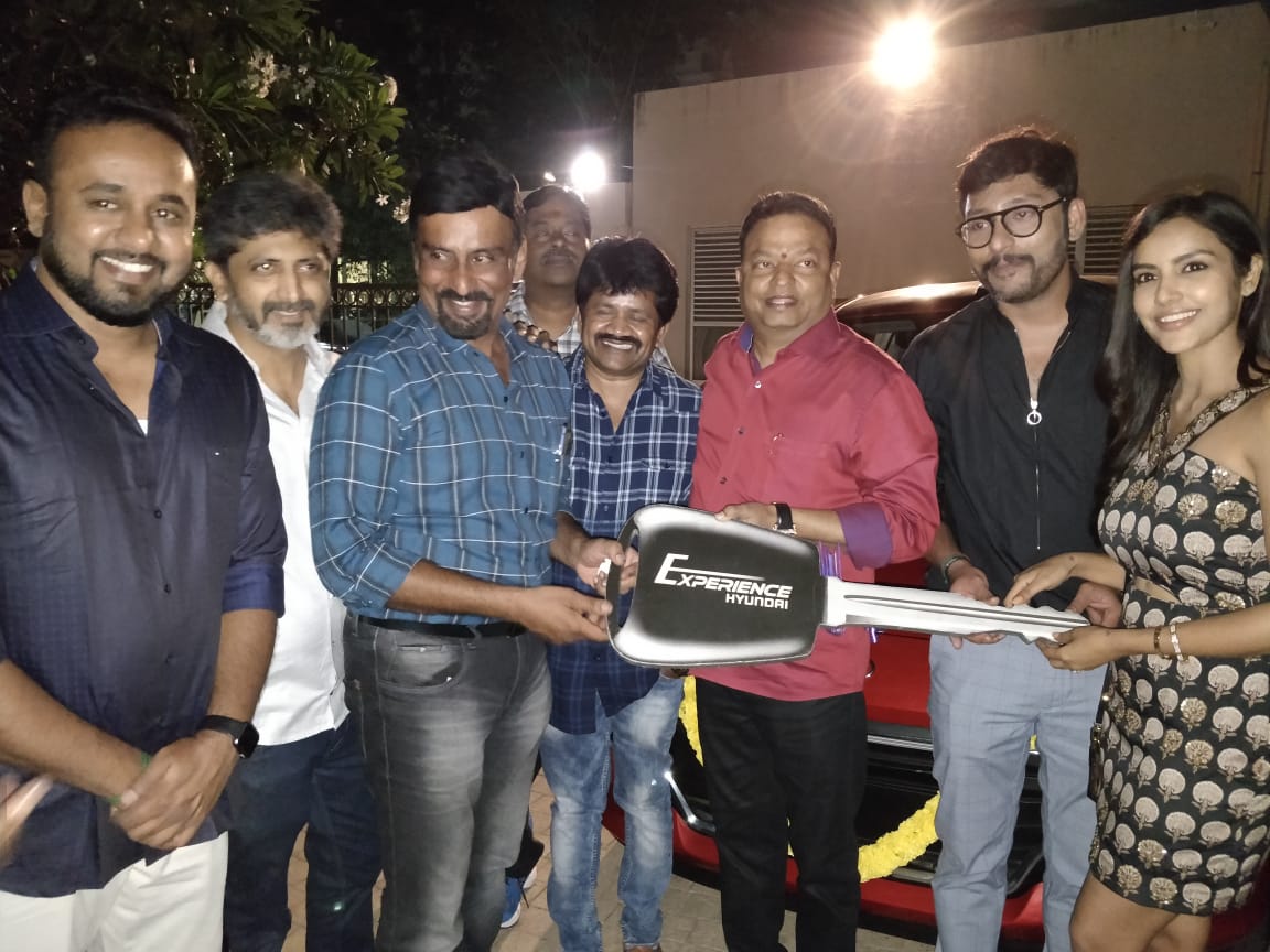 #LKG team celebrated the merit success of their film by presenting a car to director #Prabhu @RJ_Balaji @PriyaAnand. Also rewarded the assistant directors team 👌👌