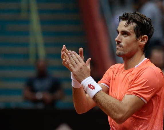 Relatoresconvos's tweet photo. Guido Pella derrotó por 2 a 0 (7-5 y 6-3) a Garin y se quedó con el ATP de San Pablo (primer título ATP de su carrera). @dannymiche ya está al aire en el #GranDomingo de #Relatores para contarnos todo lo que dejó la consagración del bahiense.
📲https://t.co/RdNG4dvl8h
📻#AM350 https://t.co/6fEEnuxo2D