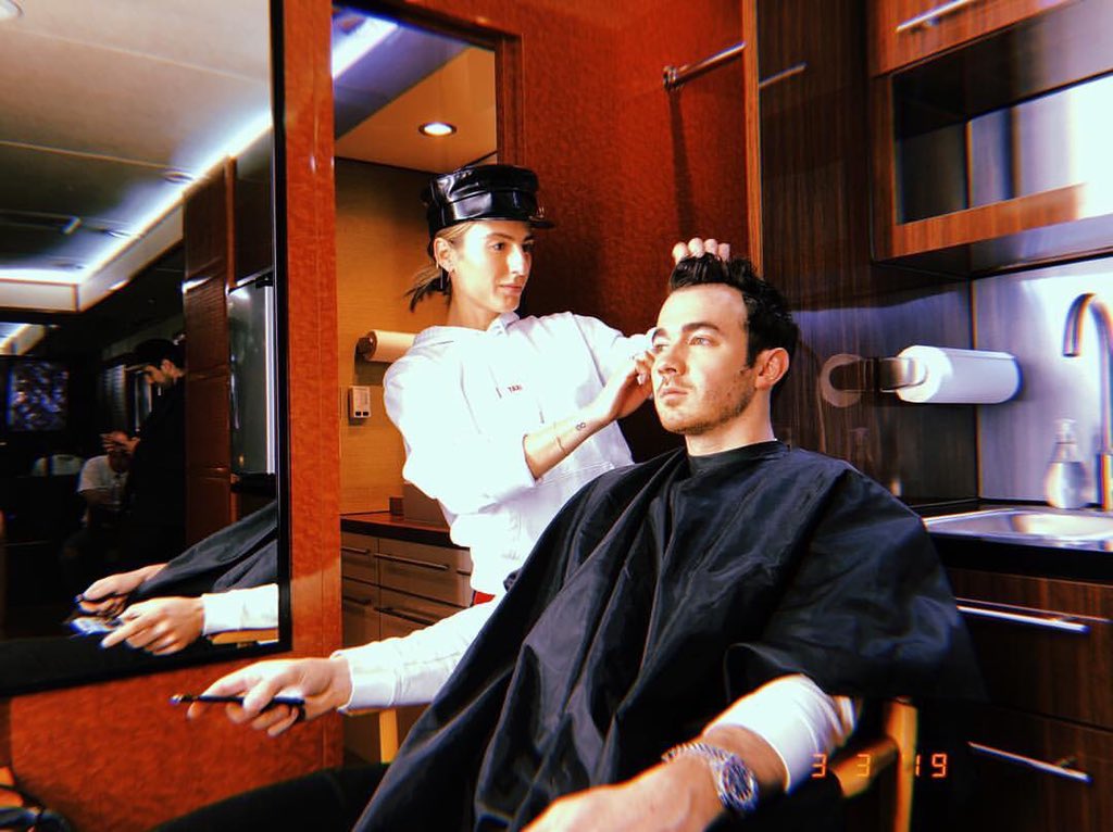 😎🙌🏻 #Repost @mnmachado Last looks with @kevinjonas. Just like riding a bike... right back in it with the @jonasbrothers 💆🏽‍♂️🎩 #MNMgrooming #ArtDeptArtist #JonasBrothers .
.
Follow @JonasBrothers.cl for more info
.
.
#KevinJonas 
#Jonas #Sucker #JonasBrothersChile #JonasCl